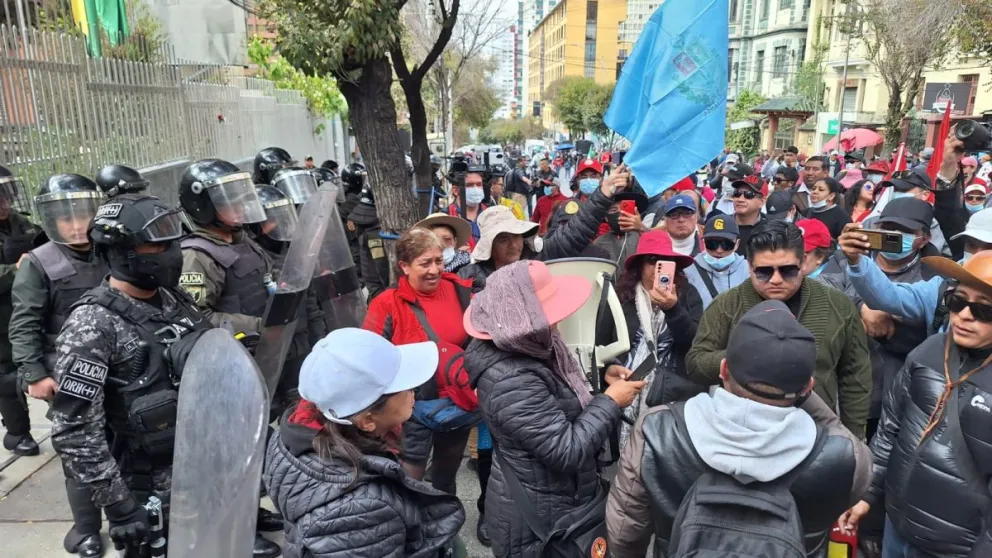 La marcha de los maestros este lunes en el Ministerio de Educación. Foto: APG