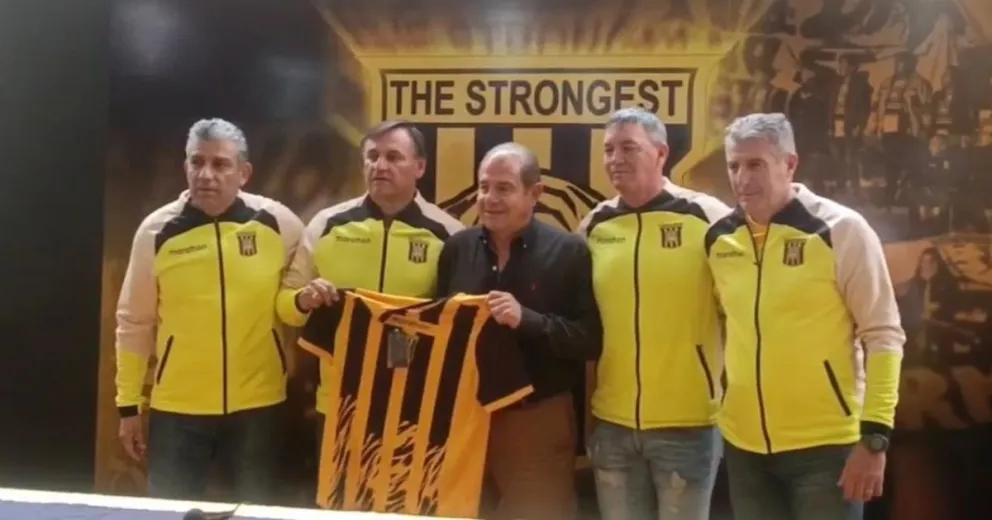 Bustos (segundo izq.) y Asbún (centro) junto a parte del equipo de trabajo del DT. Foto: Captura video.