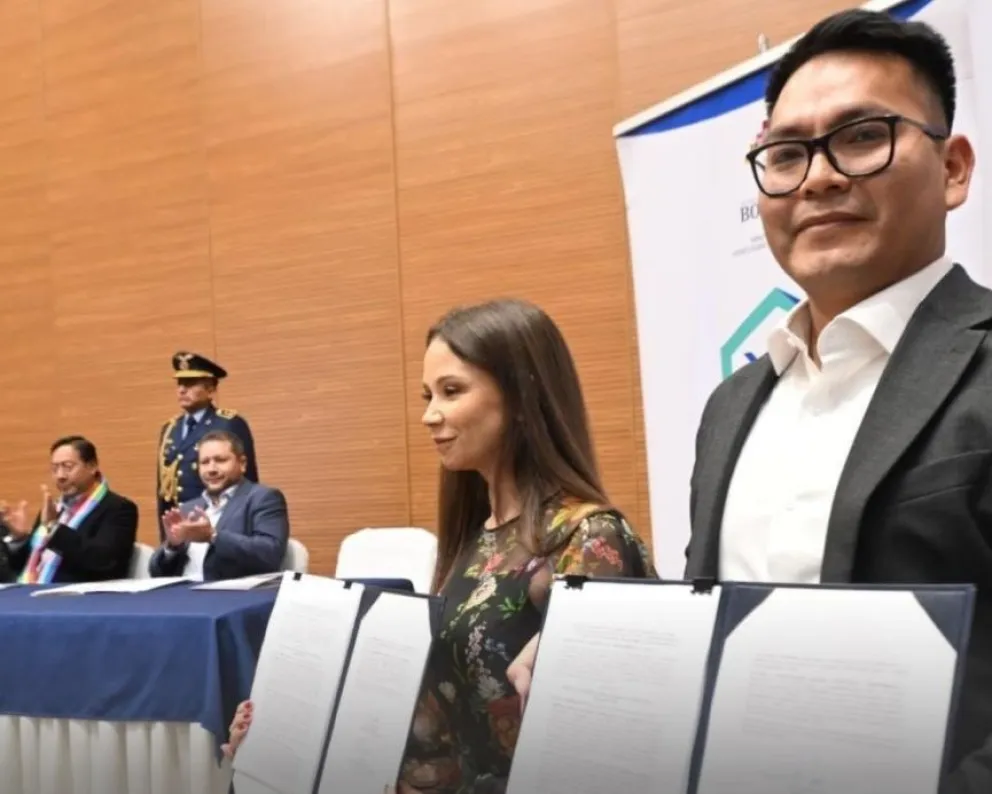 Autoridades del Gobierno firmaron contrato con la  gerente de Uranium One Group, Larisa Lyszova, en septiembre de 2024. Foto MHE