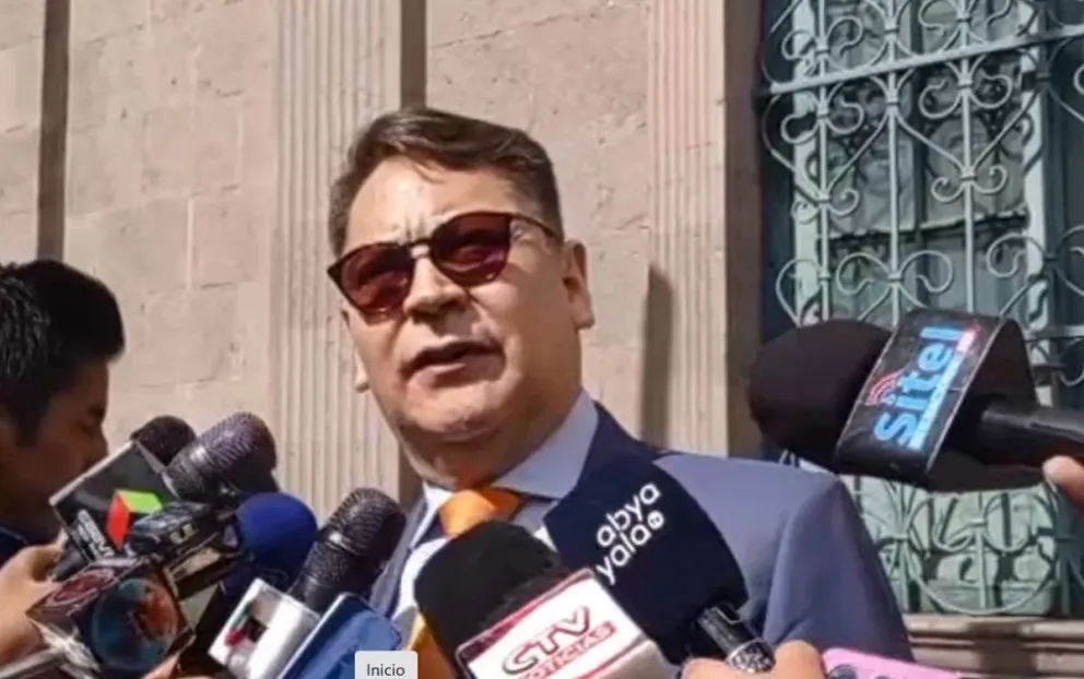 El viceministro Jhonny Aguilera habla con los periodistas este lunes 21 de abril de 2025