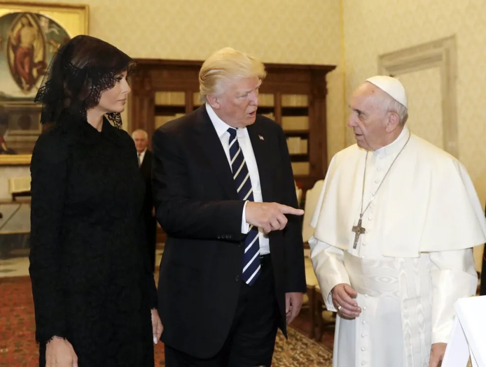 El encuentro entre el presidente de los Estados Unidos, Donald Trump (c), y su mujer, Melania (i), con el papa Francisco (d) durante en el Vaticano, el 24 de mayo de 2017. Foto: EFE
