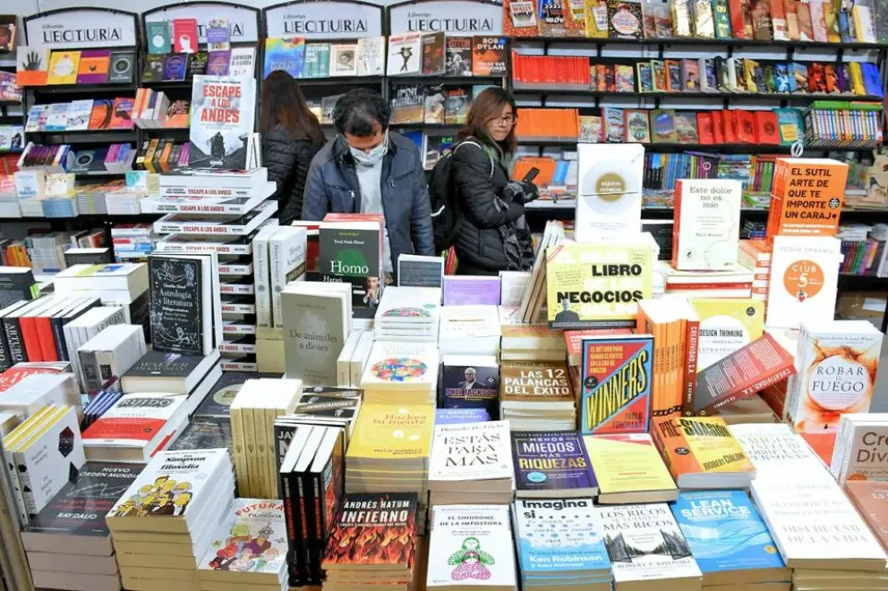 Una venta de libros. Foto: ATB