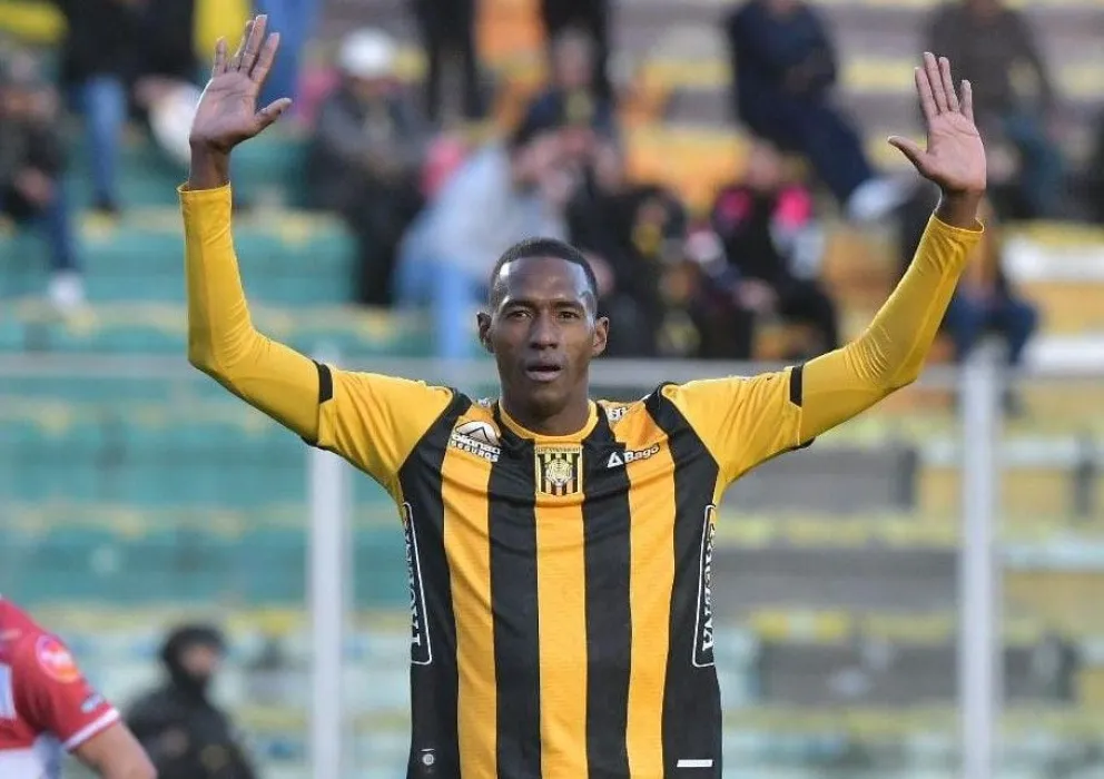 Abdiel Ayarza en uno de los partidos que le tocó jugar en The Strongest. Foto: APG