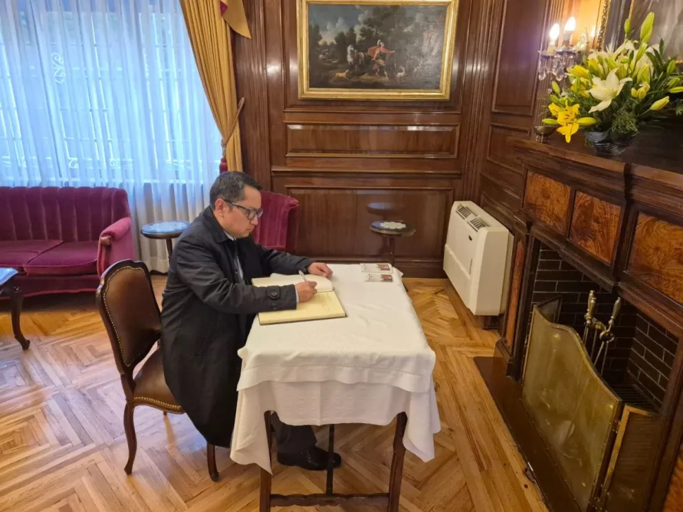 Una persona firma el libro de condolencias. Foto: CEB