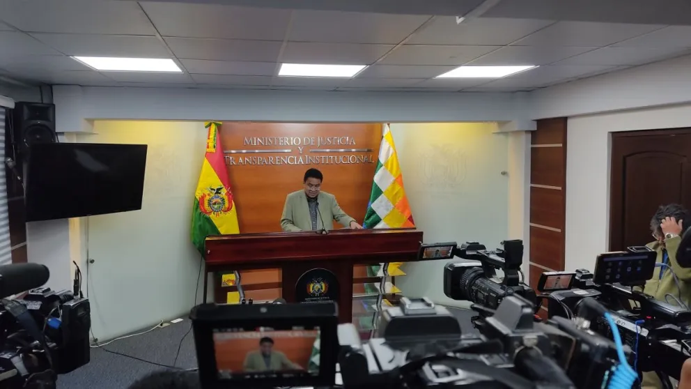 El ministro César Siles en conferencia de prensa. Foto: DTV