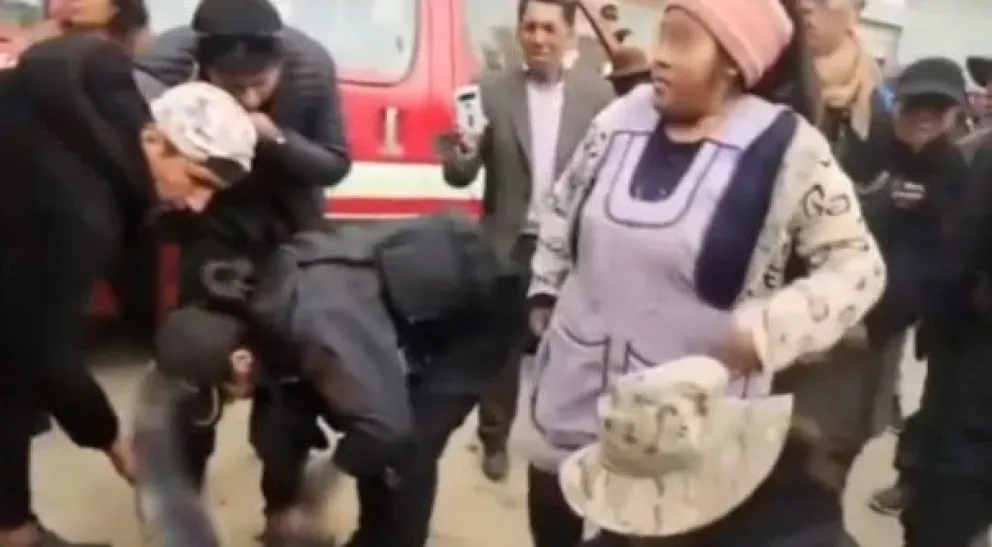 La víctima de la explosión es auxiliada. Foto: captura Red Uno