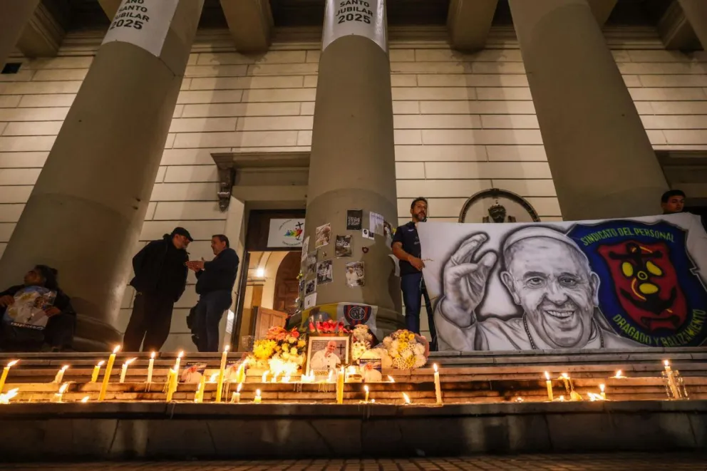 Personas encienden velas durante un homenaje al papa Francisco este lunes, frente a la Catedral Metropolitana de Buenos Aires (Argentina). Foto: EFE
