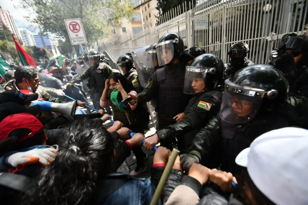 Policías protegen el ingerso al Ministerio de Educación ante la marcha del magisterio. Foto: APG