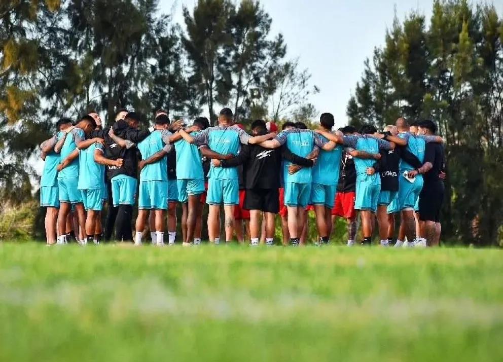 Jugadores y cuerpo técnico de Nacional Potosí antes de iniciar el entrenamiento del lunes en la capital uruguaya. Foto: Club Nacional Potosí