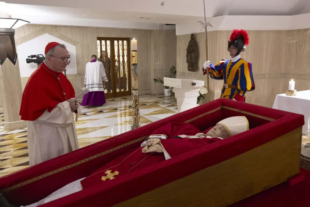 El secretario de Estado, el cardenal Pietro Parolin, ante el féretro del papa Francisco durante el rito de la constatación de la muerte del pontífice. Fotos: EFE / Francesco Sforza / Dicasterio para la Comunicación de la Santa Sede