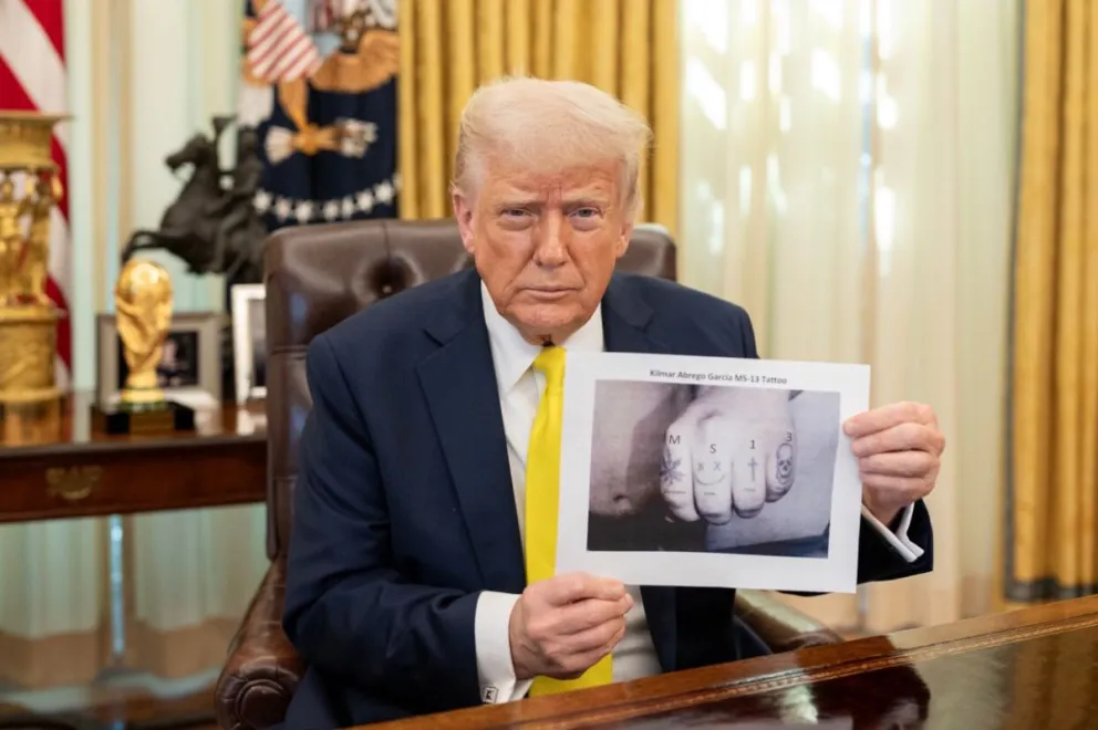 Trump muestra la foto de la mano de un miembro de la MS-13, una organización terrorista internacional. Foto: @realDonaldTrump