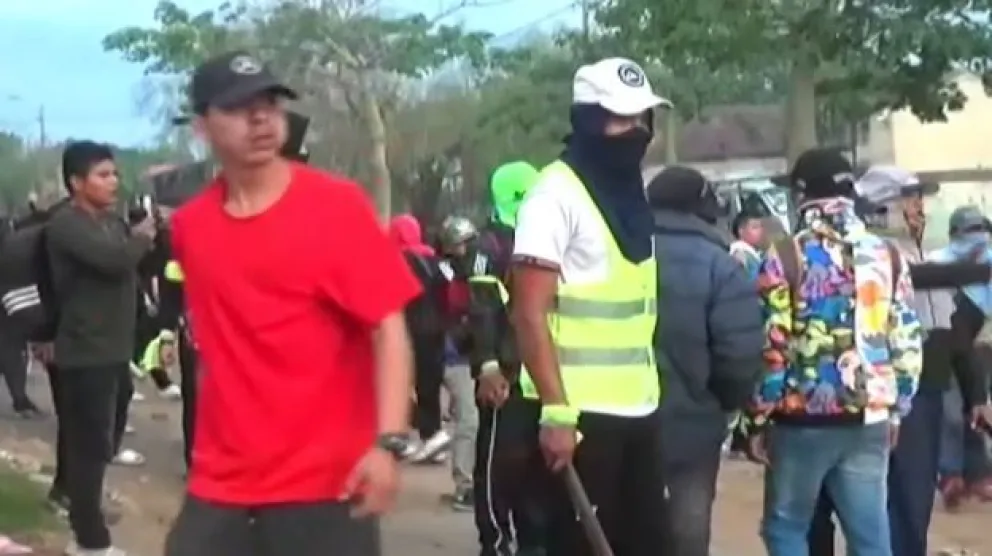 Sujetos encapuchados durante los enfrentamientos. Foto: Captura de video