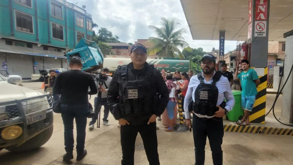 El fiscal departamental de La Paz, Luis Torrez y a sus espaldas pobladores de Caranavi. Foto: Fiscalía