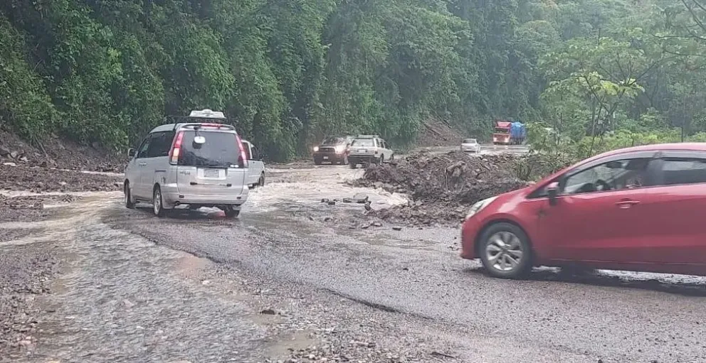 Un sector del asfalto dañado en la ruta por las fuertes lluvias. Foto: Unitel