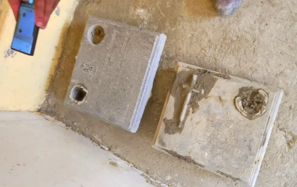 Las lápidas encontradas en Bajo Llojeta. Foto: AMUN