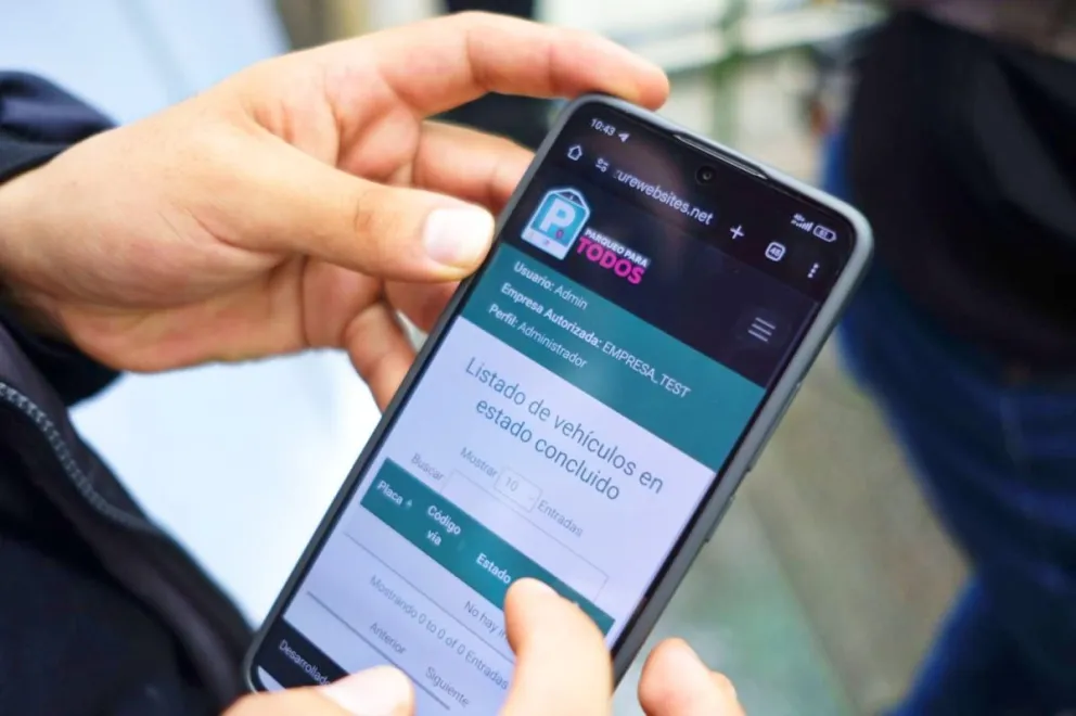 La aplicación para pagar el "parqueo para todos". Fotos: AMUN