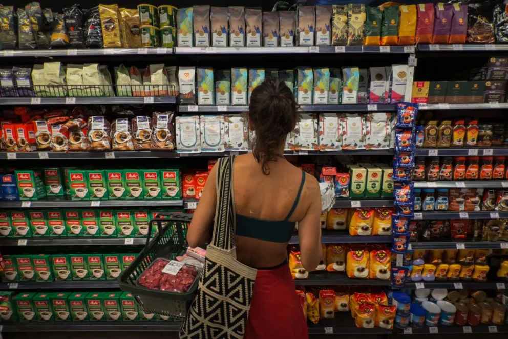 Fotografía de archivo de una mujer comprando en un supermercado en São Paulo (Brasil). Foto: EFE