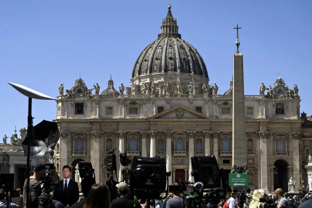 Periodistas en la Plaza de San Pedro durante la primera congregación general de cardenales tras la muerte del papa Francisco. Foto: EFE
