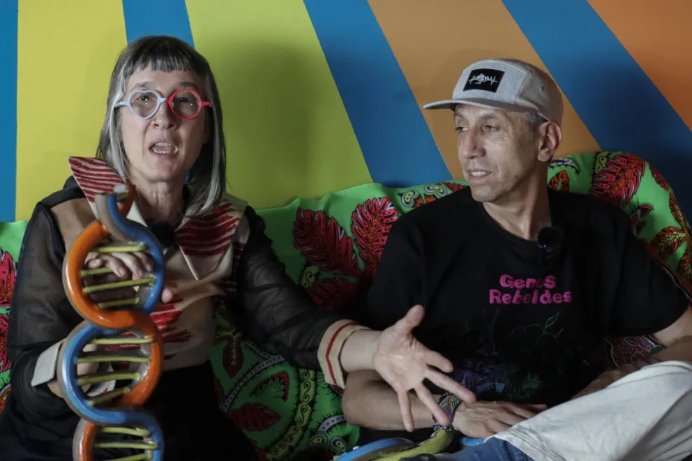 Los integrantes de la banda colombiana Aterciopelados, Andrea Echeverri y Héctor Buitrago, hablando en una entrevista con EFE en Bogotá (Colombia). Foto: EFE
