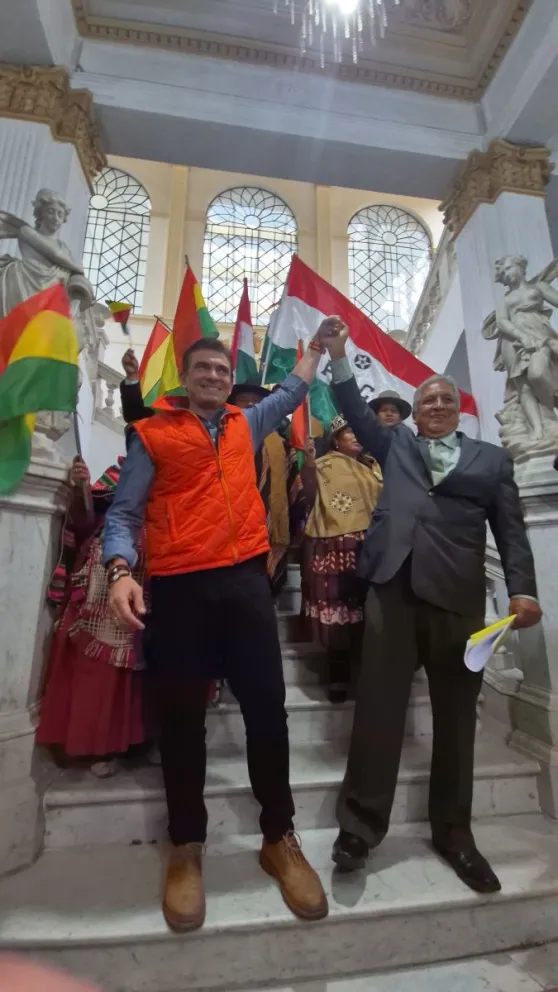 Rodrigo Paz y Roberto Castro tras anunciar la firma de su unidad. Foto: Rodrigo Paz