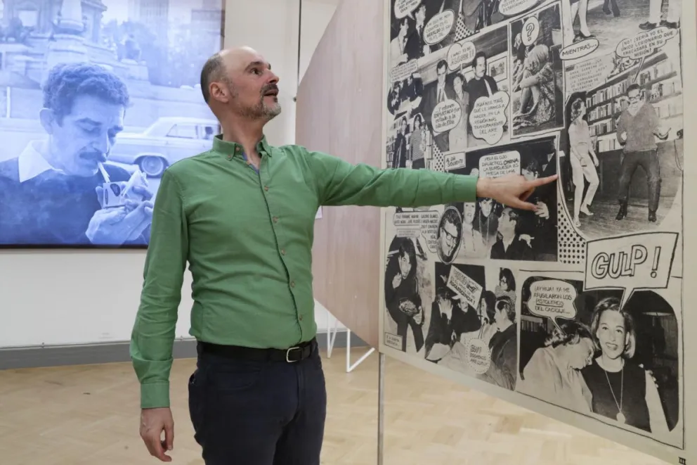 El historiador y sociólogo español Álvaro Santana Acuña, tras el montaje de la exposición "Todo se sabe: el cuento de la creación de Gabo", en Bogotá (Colombia). Foto: EFE