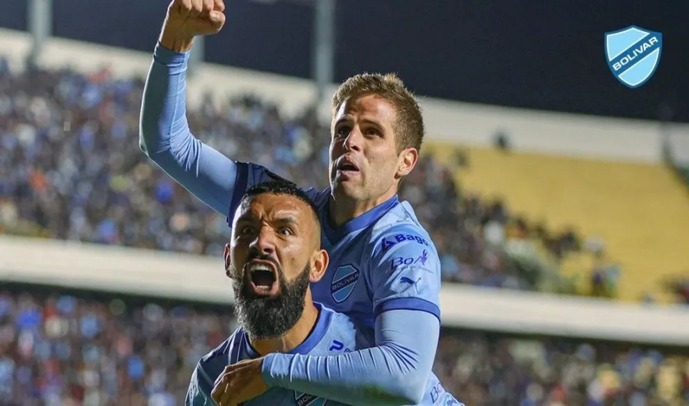 Pablo Hervías (arriba) celebra su gol con Ronnie Fernández, en el cotejo de 2023. Foto: Club Bolívar.