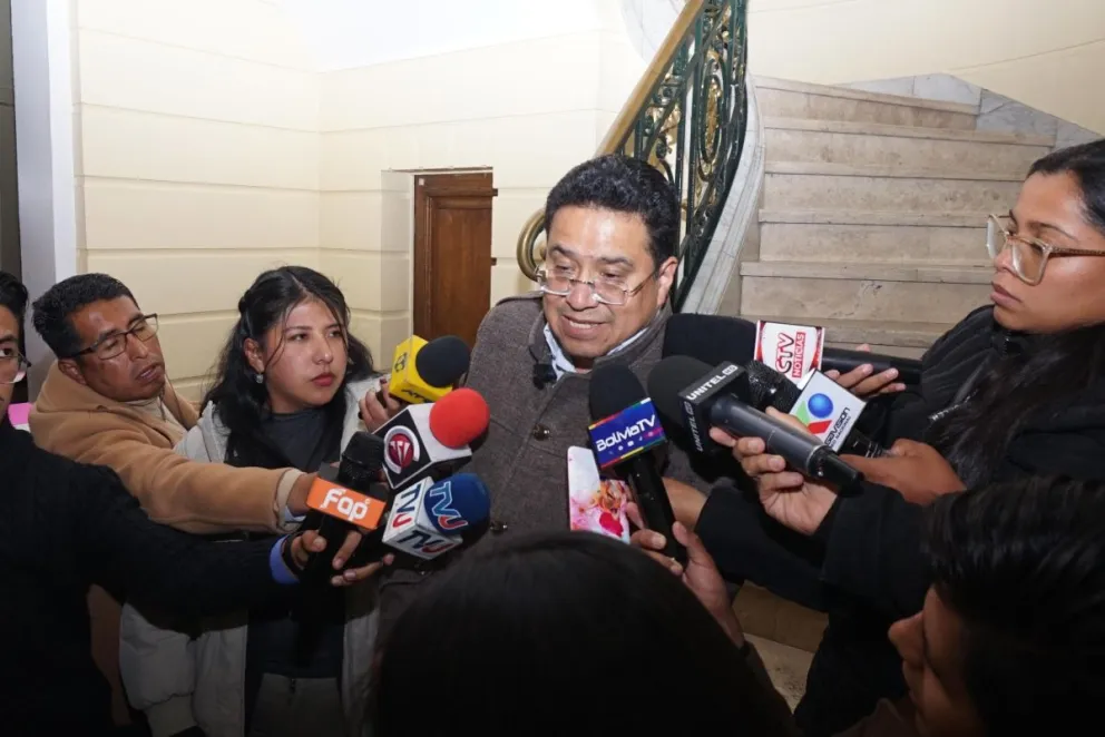El ministro de Justicia, César Siles, declara a los periodistas. Foto: APG