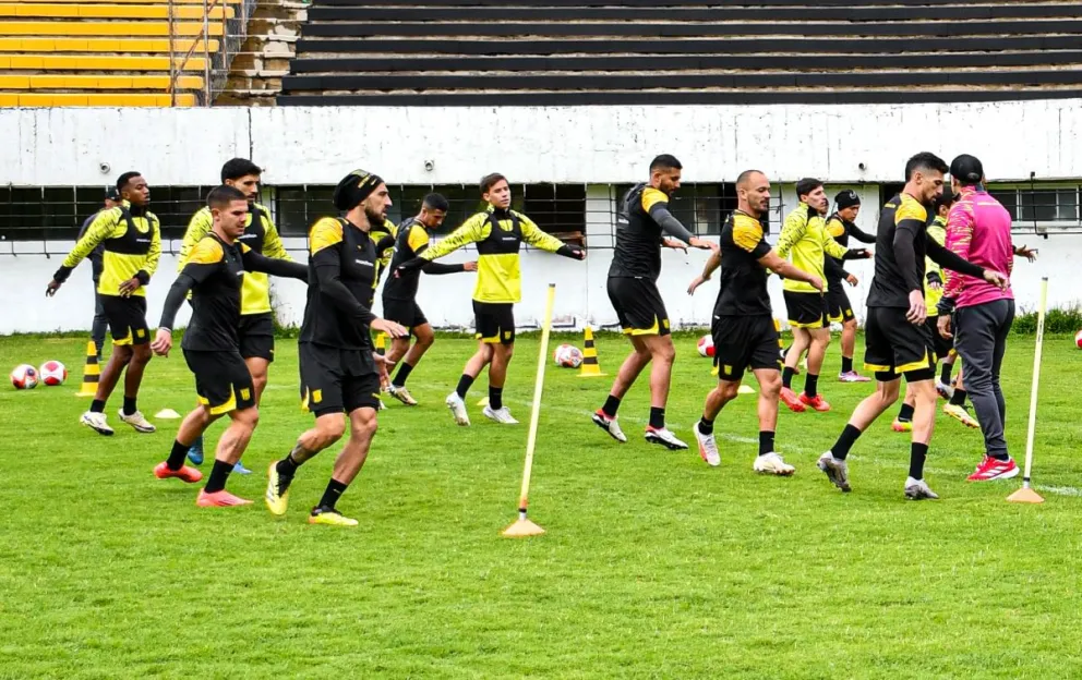 Jugadores del Tigre realizan una labor física en el entrenamiento de este martes. Foto: club The Strongest