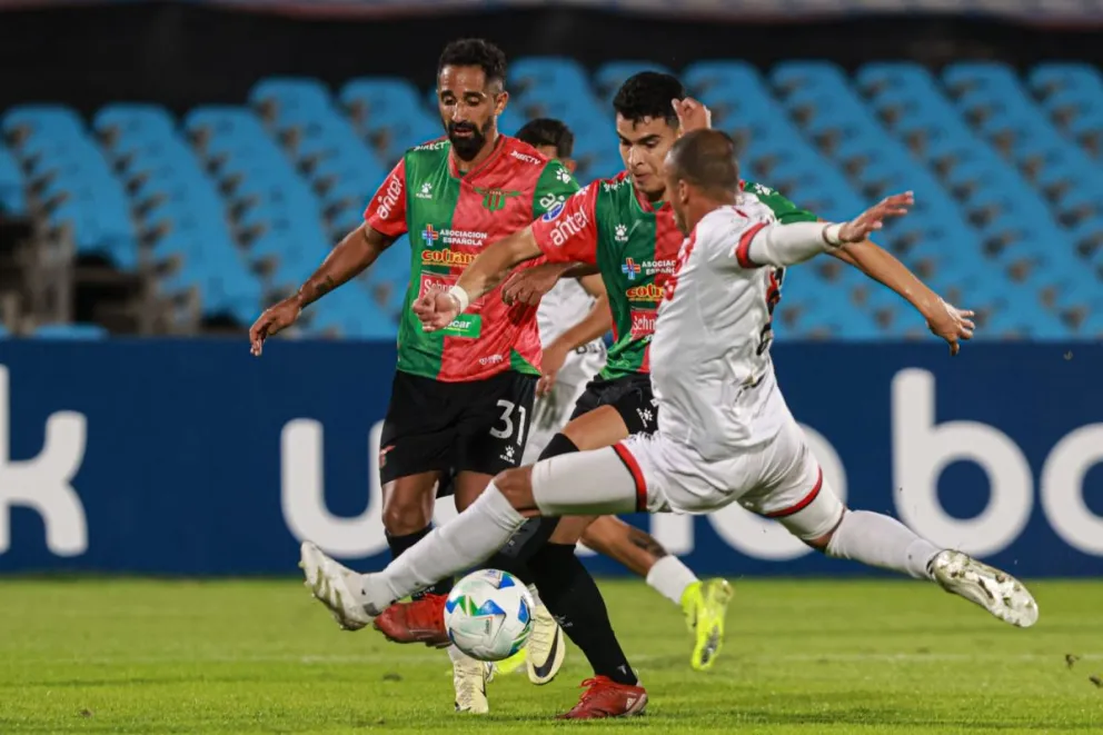 Una de las acciones del encuentro disputado en el estadio Centenario. Foto: APG.