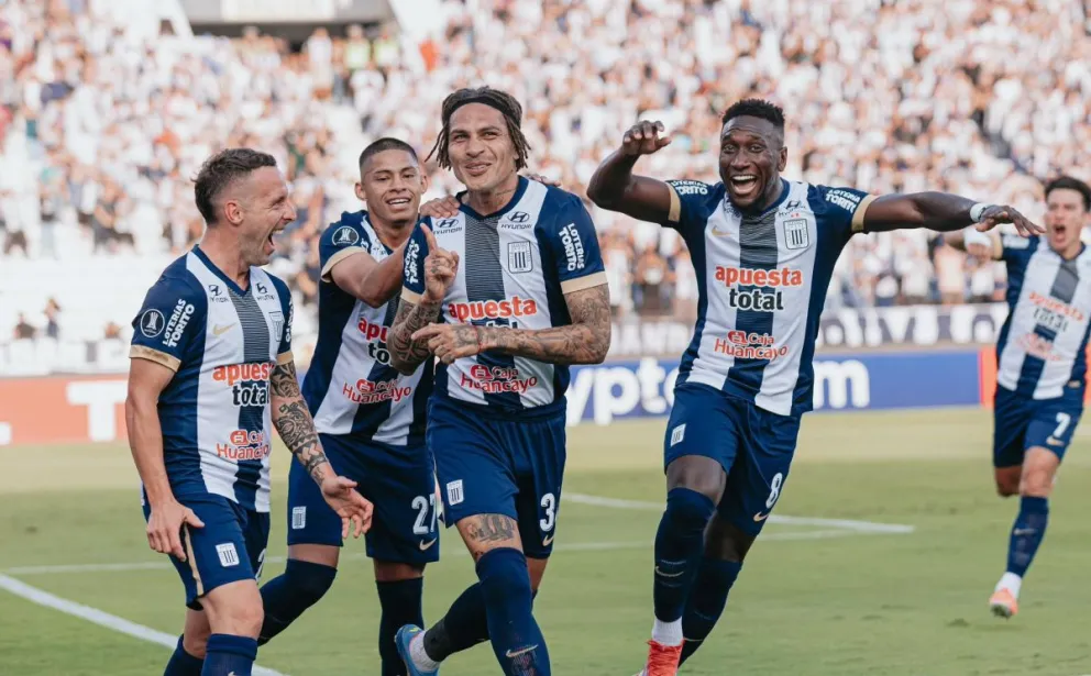 Guerrero (centro) celebra su gol con sus compañeros. Foto: Alianza Lima.