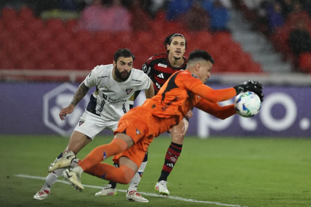 Incidencia entre Liga de Quito (de blanco) y Flamengo. Foto: EFE.