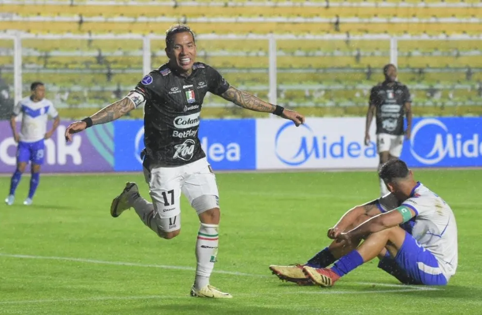 Dairo Moreno, goleador del Once Caldas, festeja el tercer gol de su equipo. Lo sufren los jugadores de GV. Foto: Agencia Marka Registrada