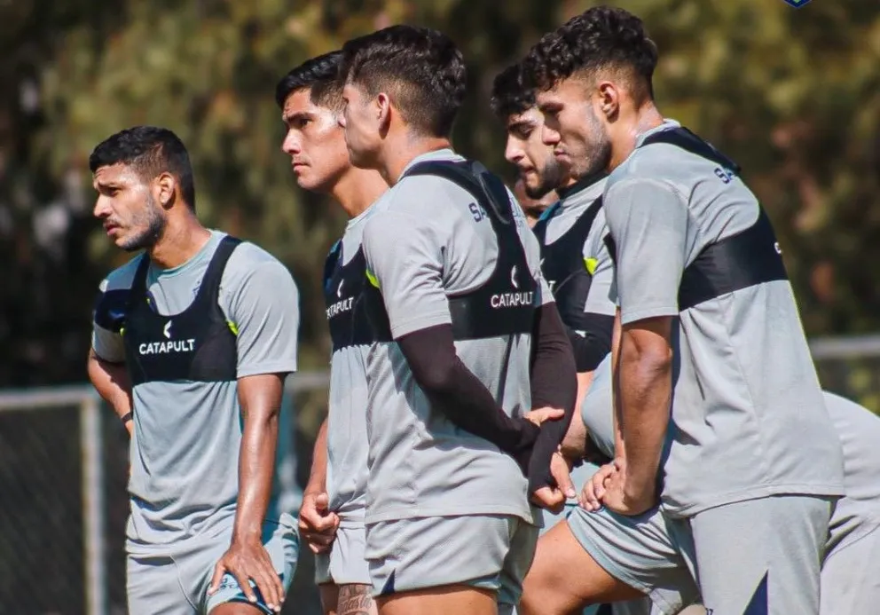 Jugadores de San Antonio escuchan con atención la charla del entrenador Joaquín Monasterio. Foto: club San Antonio