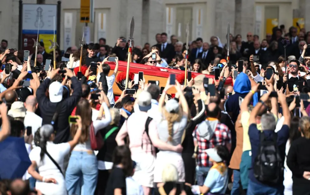 Fieles acompañan el paso del féretro del papa Francisco en la entrada de la basílica de San Pedro. Fotos: EFE
