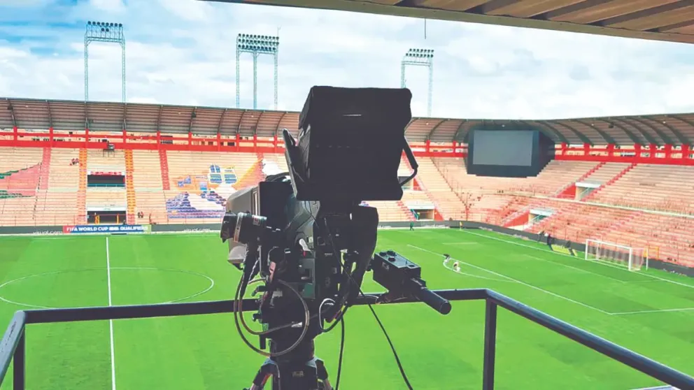 Una cámara de Fútbol Canal lista para una transmisión en la zona de Villa Ingenio. Foto: MMG