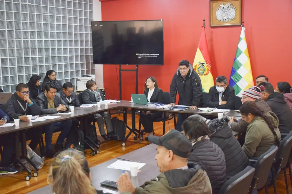 El ministro de Educación, Omar Veliz, en la reunión con los dirigentes de los maestros. Foto: Ministerio de Educación