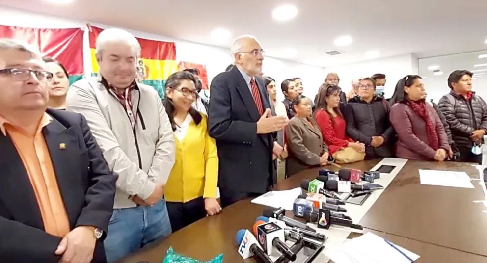 Carlos Mesa con algunos de sus legisladores de CC. Foto: Correo del Sur