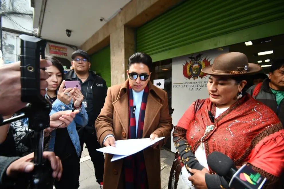 Chambilla con su abogado, este miércoles en la fiscalía de La Paz. Foto: APG