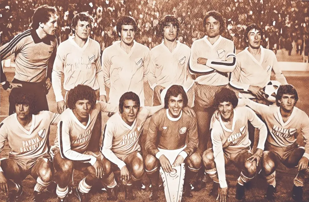 Aragonés posa con sus ex compañeros de equipo en el estadio Siles. Foto: Hemeroteca vicepresidencia