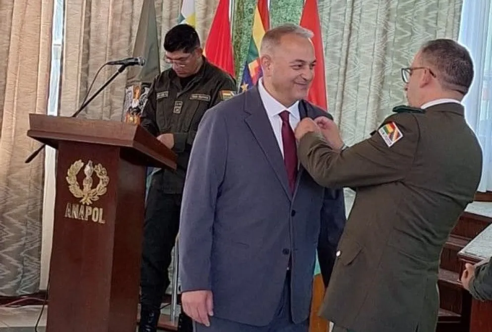Costa (izq.) recibe la distinción emblema de oro en el acto de Interpol. Foto: Sports 360