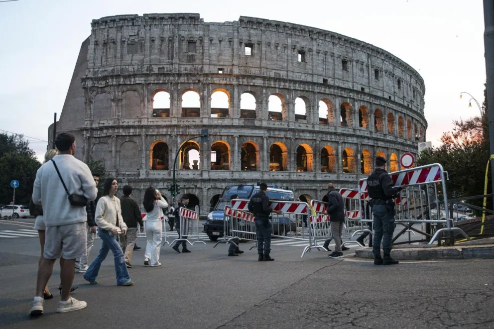La policía asegura el área del Coliseo, en Roma. Foto: EFE