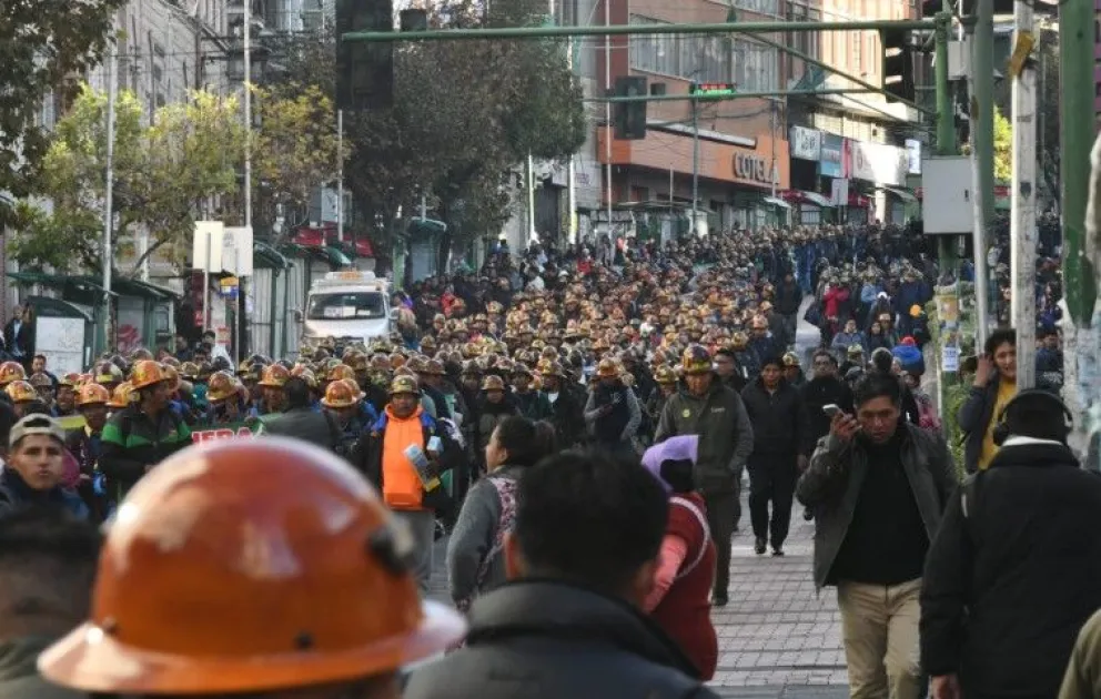 Cooperativistas mineros bloquean el centro de la ciudad de La paz. Foto: APG