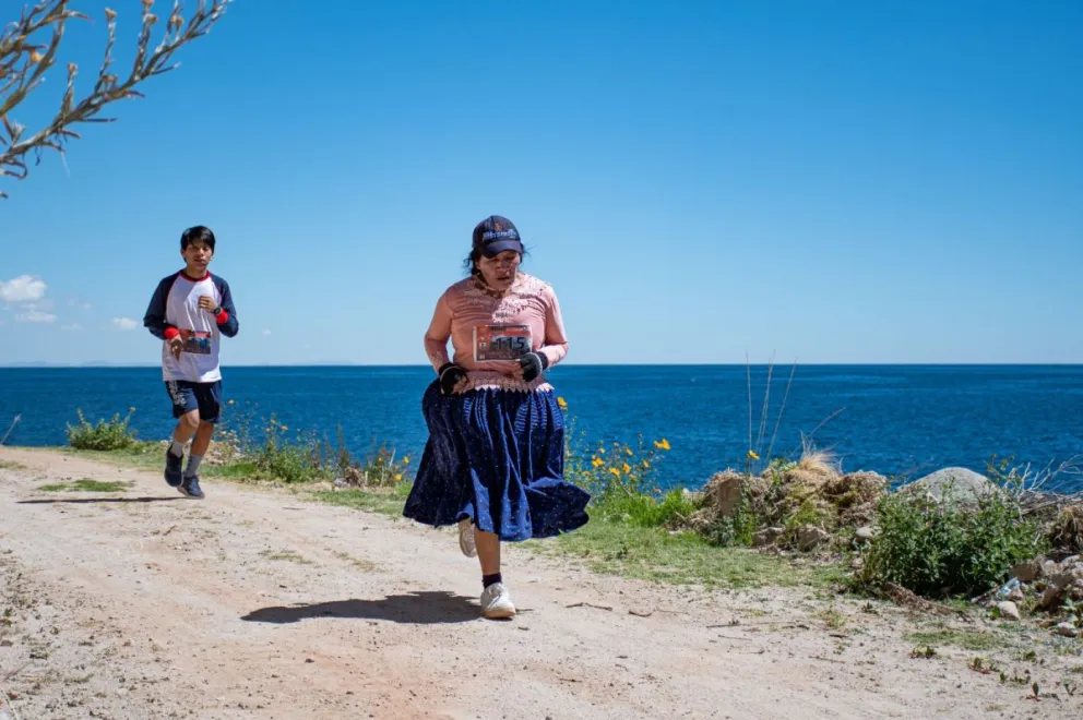 Dos atletas durante la edición pasada del Skyrunning Copacabana. Foto: Skyrunning Bolivia.