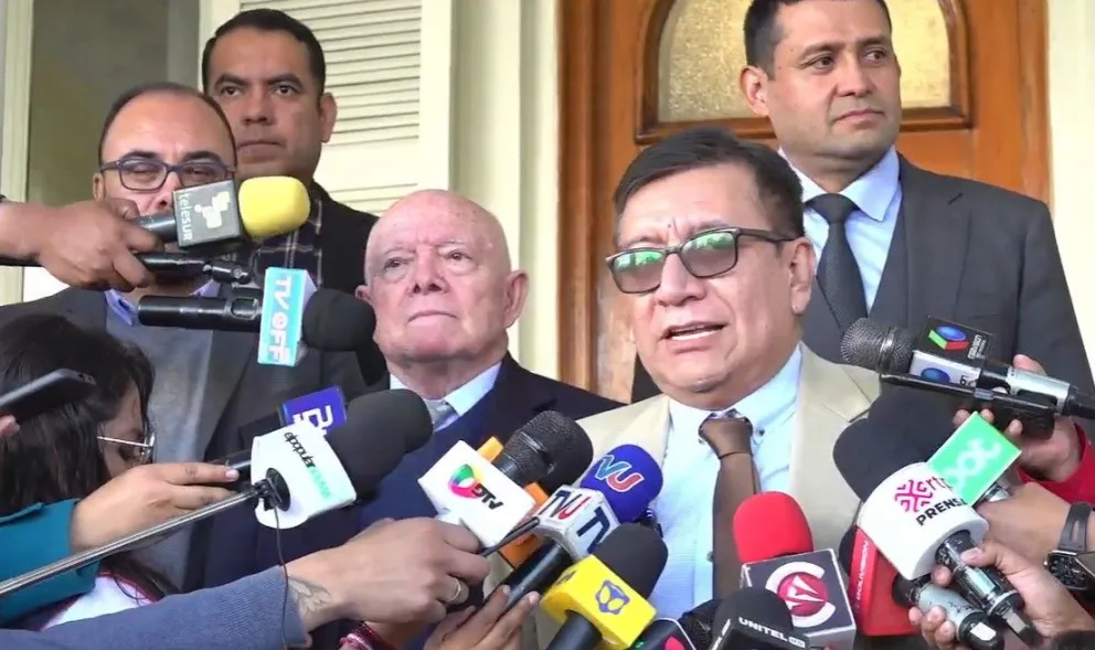 El presidente del TCP, Miguel Hurtado, brinda declaraciones a la prensa. Foto: captura