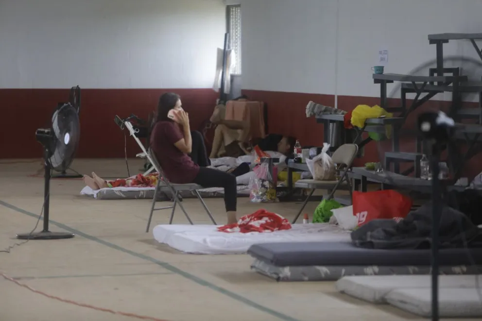 Migrantes deportados de los Estados Unidos a Panamá descansan este martes, en el albergue Fe y Alegría Ciudad de Panamá (Panamá). Foto: EFE