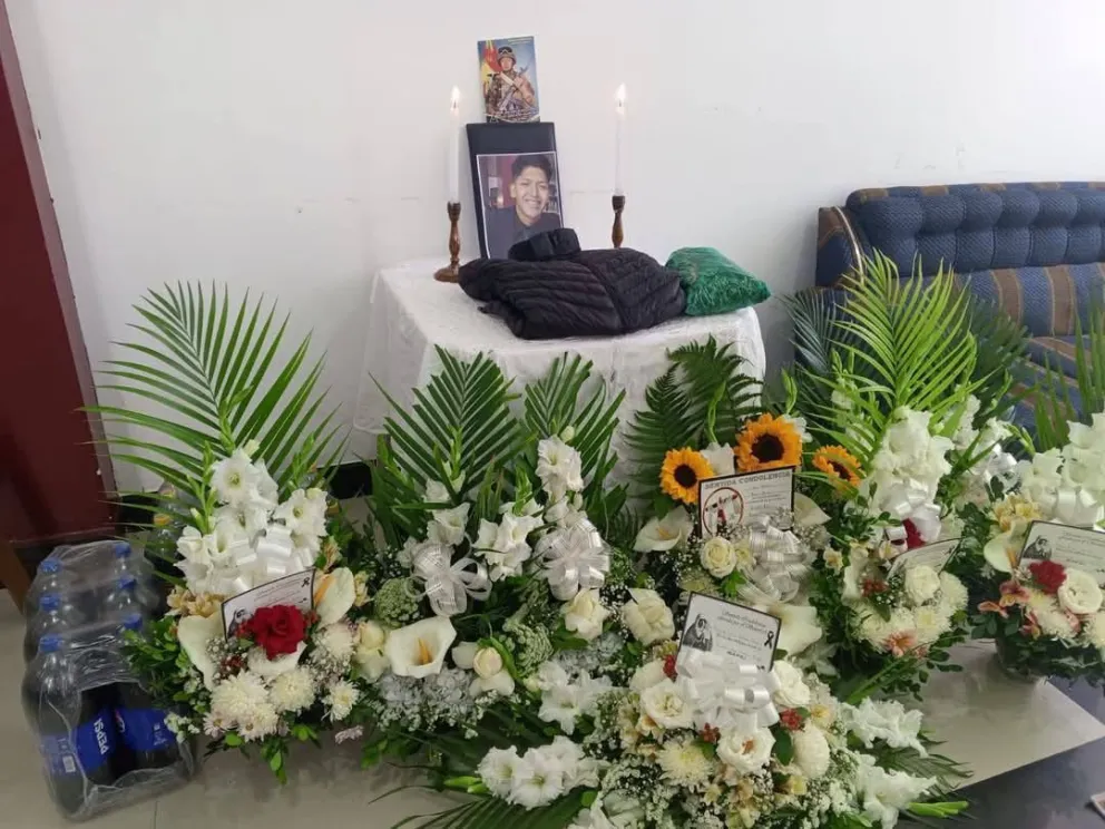 La familia instaló un altar en honor de Brandon, el universitario asesinado en la pasarela del Arquitecto. Foto: Cooperativa TV HD Bolivia