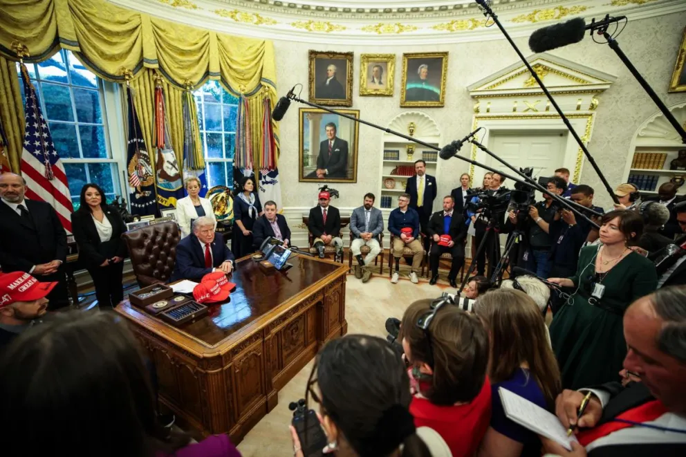 El presidente de EEUU, Donald Trump, responde preguntas de los periodistas después de firmar órdenes ejecutivas en la Oficina Oval de la Casa Blanca en Washington, DC. Foto: EFE