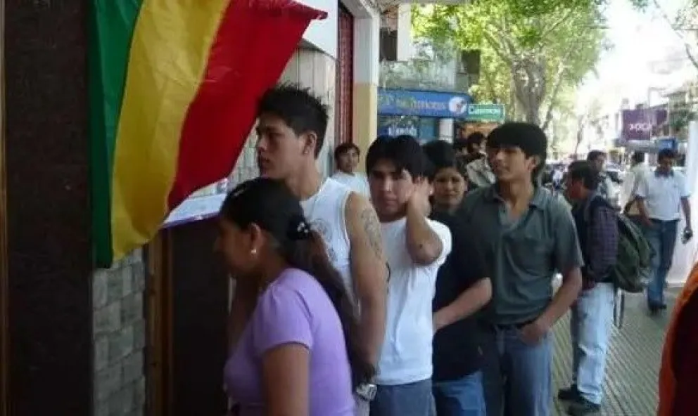 Bolivianos en el exterior aguardan anotarse en el padrón electoral. Foto: RRSS