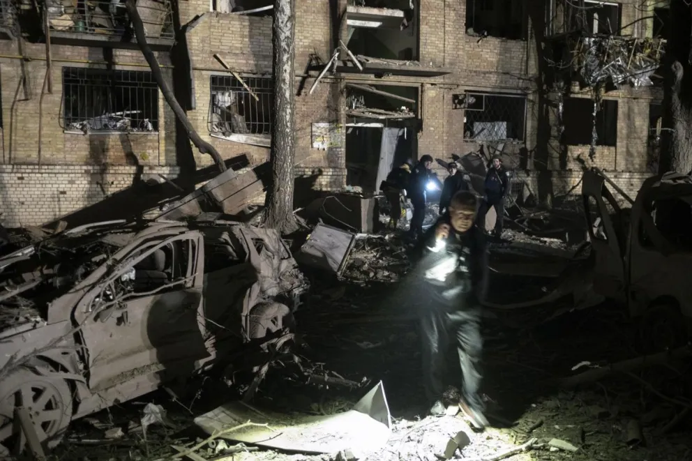 Rescatistas ucranianos trabajan tras un bombardeo ruso contra un edificio residencial en Kiev. Foto: EFE