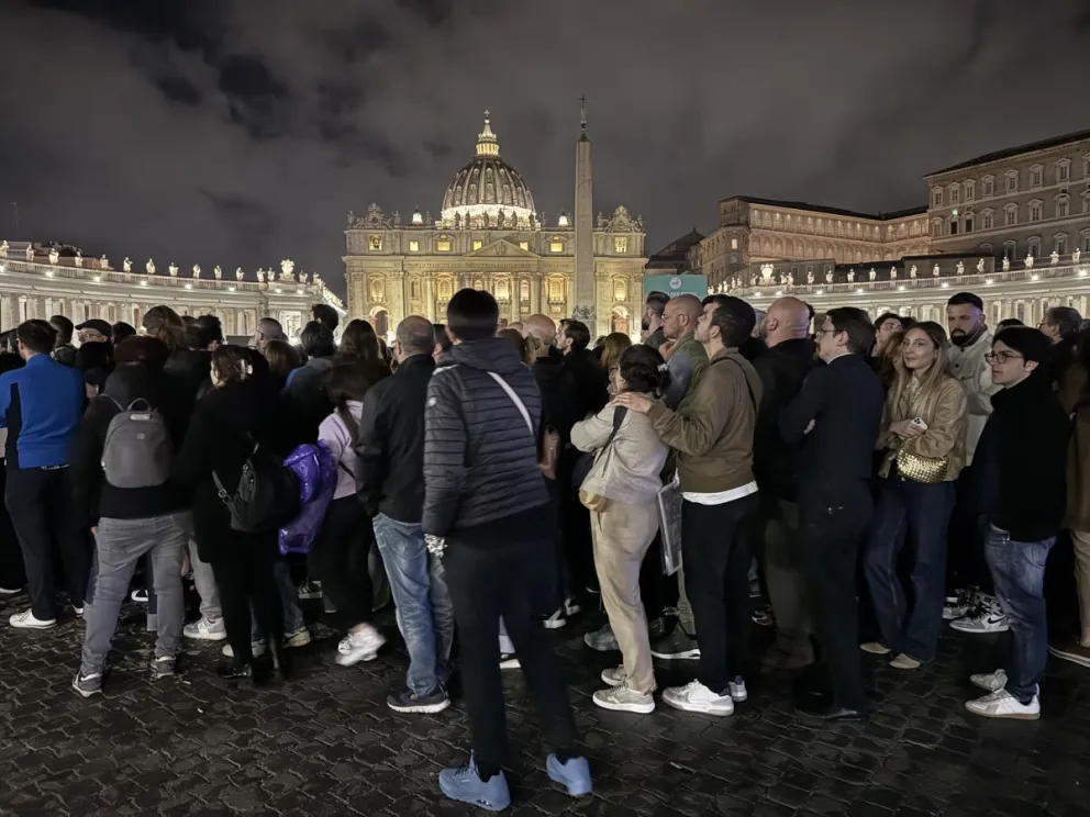La fila formada por miles de personas que acuden a la basílica de San Pedro para dar el último adiós al Papa. Foto: EFE